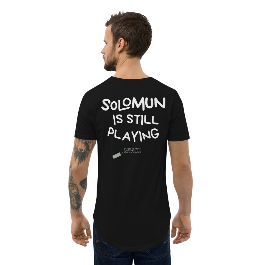 SOLOMUN is still playing - Men's Curved Hem T-Shirt