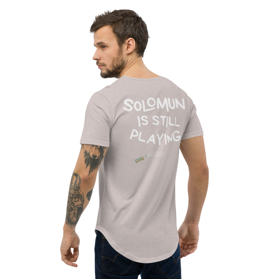 SOLOMUN is still playing - Men's Curved Hem T-Shirt
