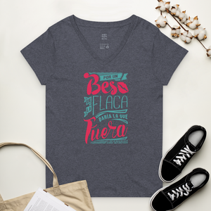 POR UN BESO DE LA FLACA - Women’s recycled v-neck t-shirt